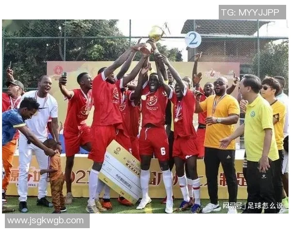 广州足球比赛热潮来袭球迷齐聚为球队呐喊助威的激情时刻