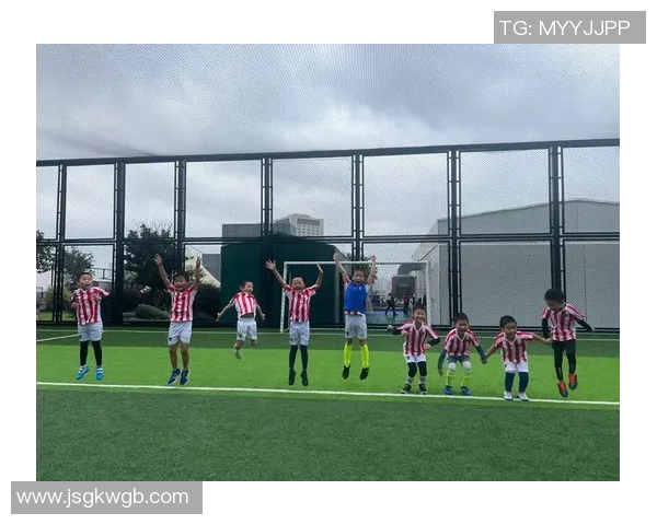 第一次踢足球的快乐与挑战让我体会到团队合作的重要性与运动的魅力