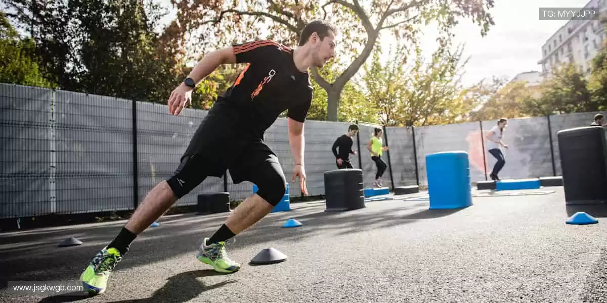 🎥专业解说,带你看透赛场背后的战术密码!🎙️